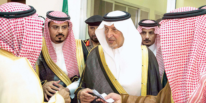  الأمير خالد الفيصل مستمعاً لأحد المواطنين