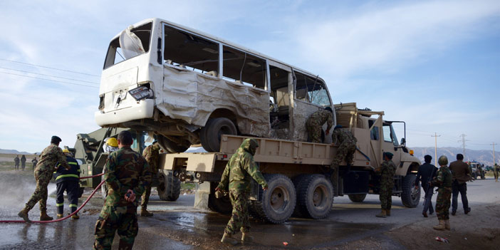  الجنود ينقلون الحافلة بعد التفجير الانتحاري