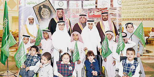  الأمير فيصل والوزير مع الأطفال