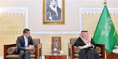 أمير منطقة الرياض استعرض مع مسؤول سنغافوري العلاقات المشتركة بين البلدين 