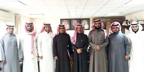  السلطان مع رئيس وأعضاء لجنة شباب رياض الخبراء