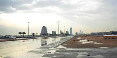 المطر يصافح الرياض 