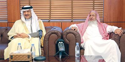 الأمير سلطان بن سلمان يلتقي مفتي عام المملكة وأعضاء هيئة كبار العلماء 