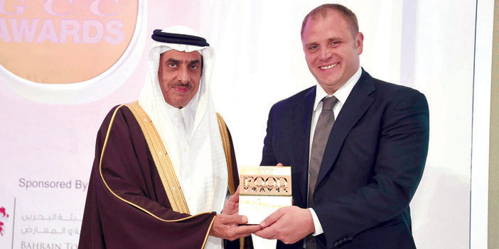  السفير السعودي لدى مملكة البحرين عبدالله آل الشيخ يقدم الجائزة للسيد باتريك بوتشر