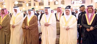 خادم الحرمين يؤدي صلاة الميت على الأمير بندر بن سعود 