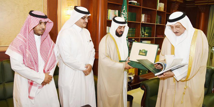  الأمير محمد بن ناصر أثناء تسلمه التقرير