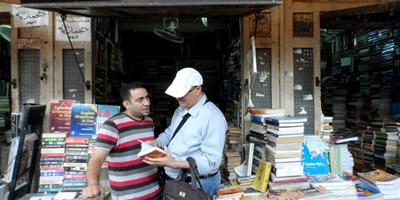 الجزيرة وسط أطنان من الكتب في سور الأزبكية الشهير 