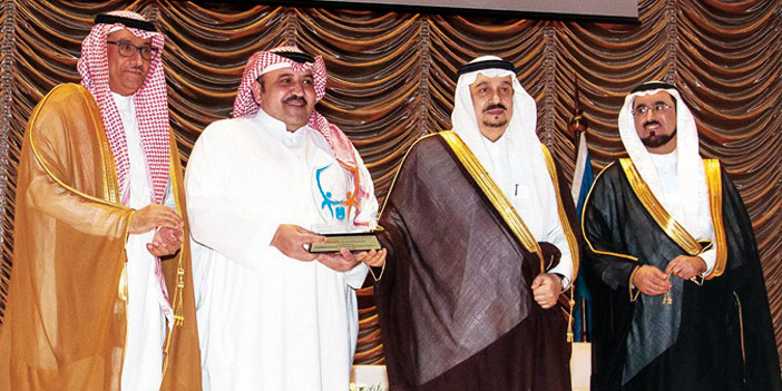  أمير الرياض خلال تكريمه الشركة خلال مؤتمر طموح ملك لمستقبل وطن