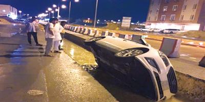 سقوط سيارة في حفرية شمال الرياض.. وتحمل المقاول المسؤولية 