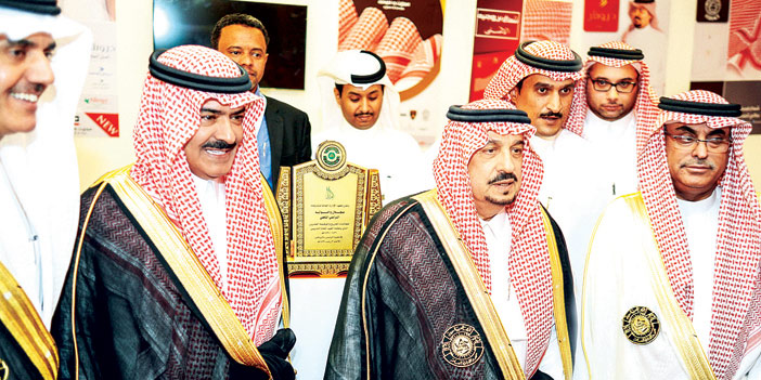  أمير منطقة الرياض يسلم درع التكريم لعجلان العجلان