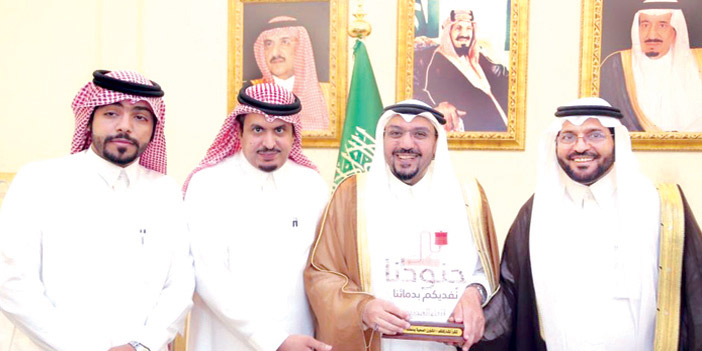  الأمير فيصل يكرم الخمعلي والبطي مدير بنك الدم ببريدة