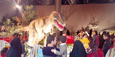 «عرعر مول» يوفر لزواره متعة مشاهدة الديناصورات 