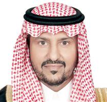 الأمير الدكتور بندر بن سلمان بن محمد يعزي الزميل «أيمن زهرة» في وفاة والده 