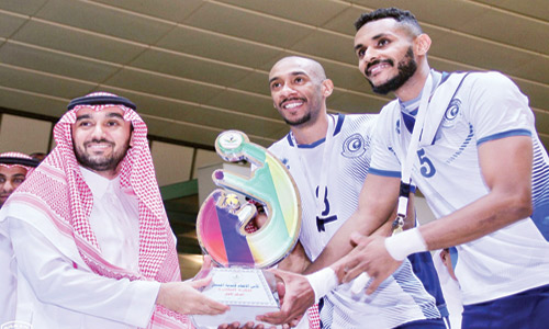  رئيس هيئة الرياضة يسلم قائد الهلال أحمد البخيت كأس البطولة