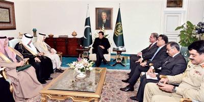 رئيس الوزراء الباكستاني استعرض مع وزير الخارجية التطورات الإقليمية 