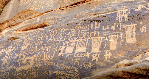  جانب من الرسوم الصخرية في موقع عكمة التاريخي بالعلا