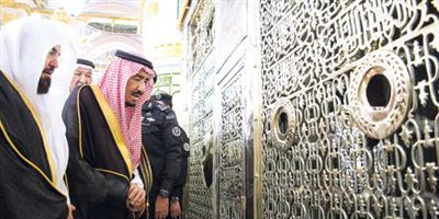 خادم الحرمين الشريفين يتابع إنجاز مشاريع التوسعة والتطوير في مكة المكرمة والمدينة المنورة 