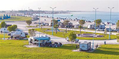 25 ألف زائر يومياً لموقع «عربات الكرفان» بشاطئ العقير 