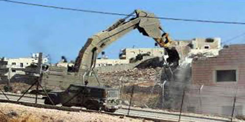 سلطات الاحتلال تهدم عددًا من المنازل في الأراضي الفلسطينية 