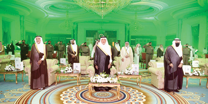  الأمير خالد الفيصل في منصة الحفل وإلى جانبه الأمير تركي الفيصل