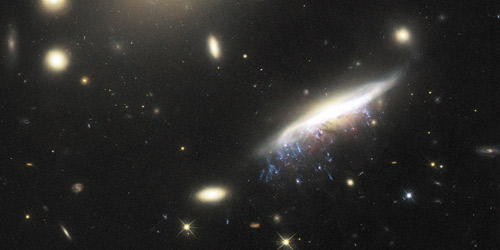 هابل يشارك العالم صورة على بعد 800 مليون سنة ضوئية 