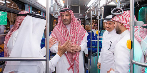 أمير منطقة المدينة المنورة يدشن الحافلة الكهربائية بالمدينة المنورة 