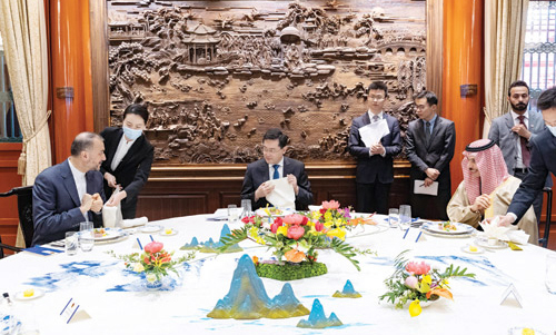 وزير الخارجية الصيني يقيم مأدبة غداء عمل على شرف وزير الخارجية ووزير الخارجية الإيراني 