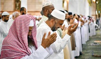 اللحظات الروحانية بصلاة التهجد ليلة الـ(27) من رمضان 