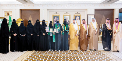أمير منطقة القصيم يكرم الطالبات الفائزات في معرض آيتكس 