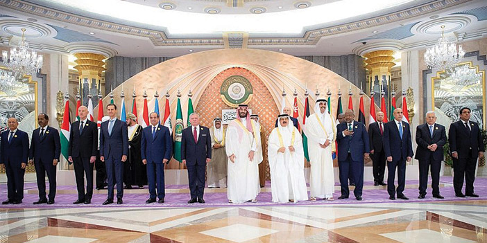 لقطة جماعية لأصحاب الجلالة والسمو ورؤساء الدول العربية
