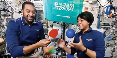 رائدا الفضاء السعوديان يجريان تجربة «الطائرة الورقية الفضائية» 