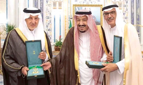 خادم الحرمين مكرّمًا الأمير خالد الفيصل والأمير بدر بن عبدالمحسن