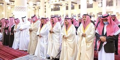 أمير منطقة الرياض يؤدي صلاة الميت على الأميرة العنود والأميرة الجوهرة 