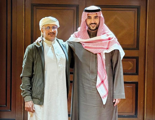 وزير الدفاع يلتقي عضو مجلس القيادة اليمني 