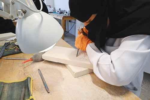 النقش على الصخور في العُلا.. إرث حضاري منذ القدم 