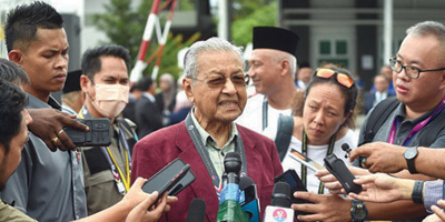 نقل رئيس الوزراء الماليزي السابق مهاتير إلى المستشفى 