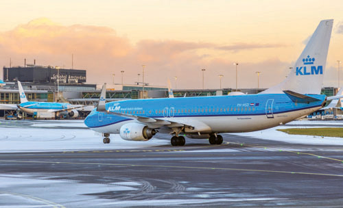 إلغاء أكثر من 700 رحلة جوية بمطار أمستردام في هولندا بسبب تساقط الثلوج 