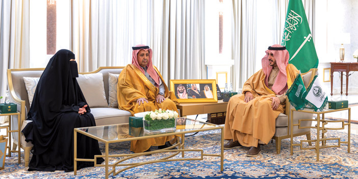 أمير منطقة الجوف يستقبل مديرة مدرسة عدلت نقلها  لرعاية طالبة كفيفة 