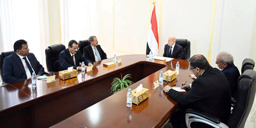 الرئيس العليمي يعلن نجاح عملية استلام المعسكرات.. ويشكل لجنة عسكرية لاستعادة مؤسسات الدولة سلماً أو حرباً 