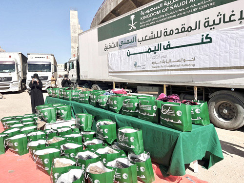  جانب من توزيع التمور