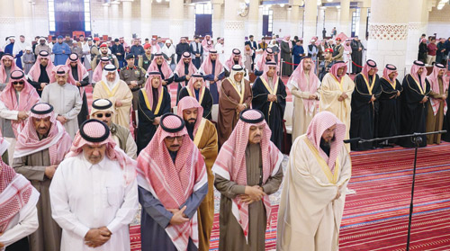 أمير منطقة الرياض يؤدي الصلاة على والدة الأمير شقران بن سعود 