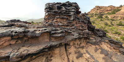 اكتشاف 20 صخرة تحمل نقوشًا أثرية في مشروع «قمم السودة» 