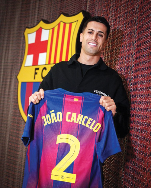  كانسيلو يحمل قميص البرشا بعد توقيعه