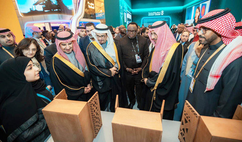 وزير الصناعة خلال الافتتاح