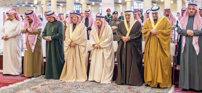 سموه خلال أداء الصلاة على الأميرة هند بنت سعود