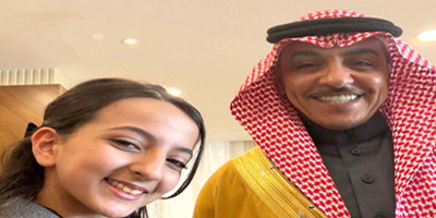 لقطة عفوية لوزير الإعلام مع أحدى فريق الإعلامي الصغير التابع لجمعية إعلامي الحدود الشمالية 