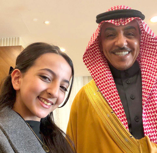 لقطة عفوية لوزير الإعلام مع أحدى فريق الإعلامي الصغير التابع لجمعية إعلامي الحدود الشمالية 