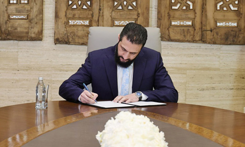 الرئيس السوري موقعاً الاتفاقية