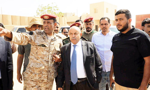  ‏الخنبشي يتفقد القوات العسكرية في مطار ريان