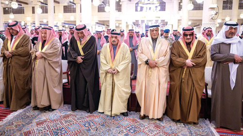 أمير منطقة الرياض يؤدي الصلاة على الأمير بندر بن عبدالله والأميرة موضي بنت عبدالله 